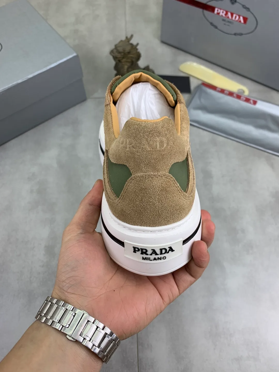 Men's shoes 💰P560💰 [New model] High version official website popular model is on the market, 🆘 Trendy brand (Prada) mainly promotes popular model, avant-garde and versatile fashionable men's shoes private version mold opening, cowhide surface splicing 1:1.. Stylish and simple, original imported cowhide lining cowhide feet; the atmosphere and personality are more fashionable, eye-catching and pursuing class. It will subvert the old idea and be a must-have for fashion trendsetters with you! Must keep it for yourself! Tall and comfortable, large and low, high-end quality workmanship. Size: 38-45; multiple colors available.